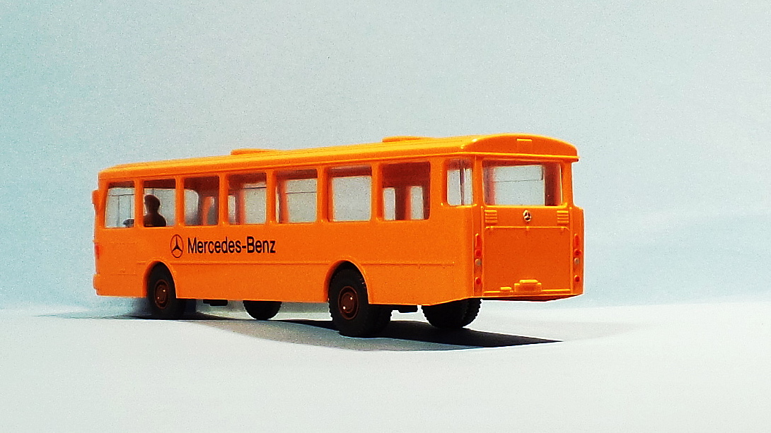 MB O 305, 1:87, Stadtbus, orange, Werbung: Mercedes-Benz, Linie 8, Ziel: Stadion, Wiking, Foto vom 24.2.2016

