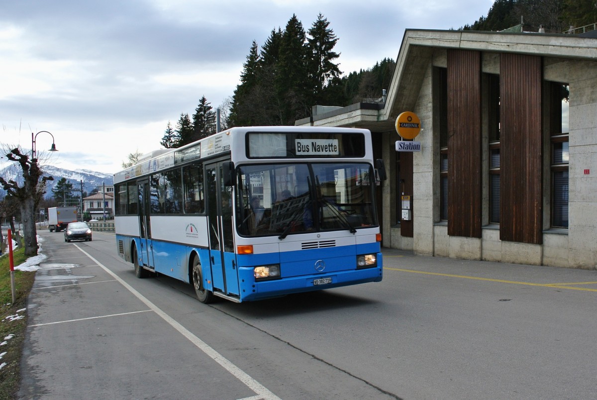 MB O 405 als Bus Navette beim Bahnhof Leysin-Feydey, 15.12.2014.