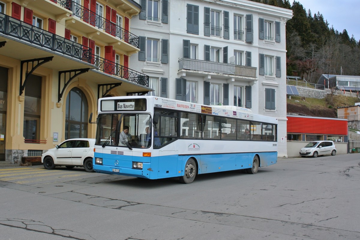 MB O 405 als Bus Navette beim Bahnhof Leysin-Feydey, 15.12.2014.