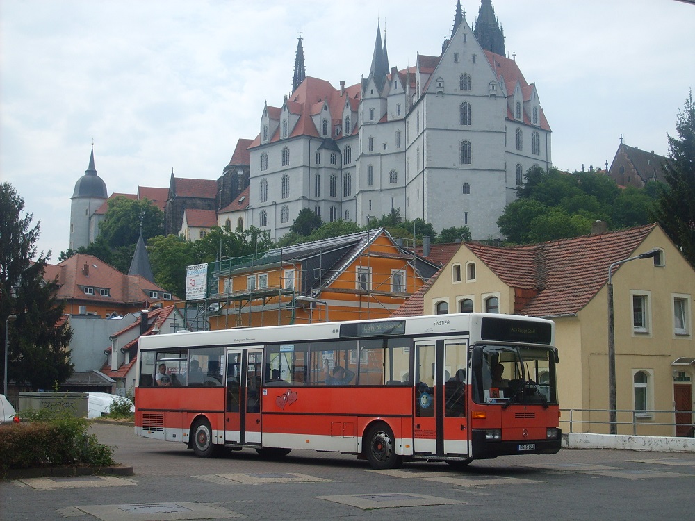 MB O 405 - RG S 683 (ex Hamburger Hochbahn, HH-Z 7449, #8698) - in Meißen, unterhalb der Albrechtsburg / Dom - am 13.06.2015 --> Fotosonderfahrt