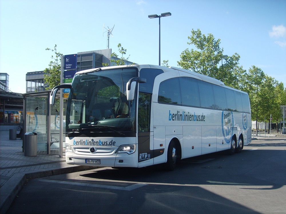 MB Travego II RHD M - DD RV 4411 - Wagen 4411 - in Berlin, Bahnhof Südkreuz (Hildegrad-Knef-Platz) - am 2-Juni 2015