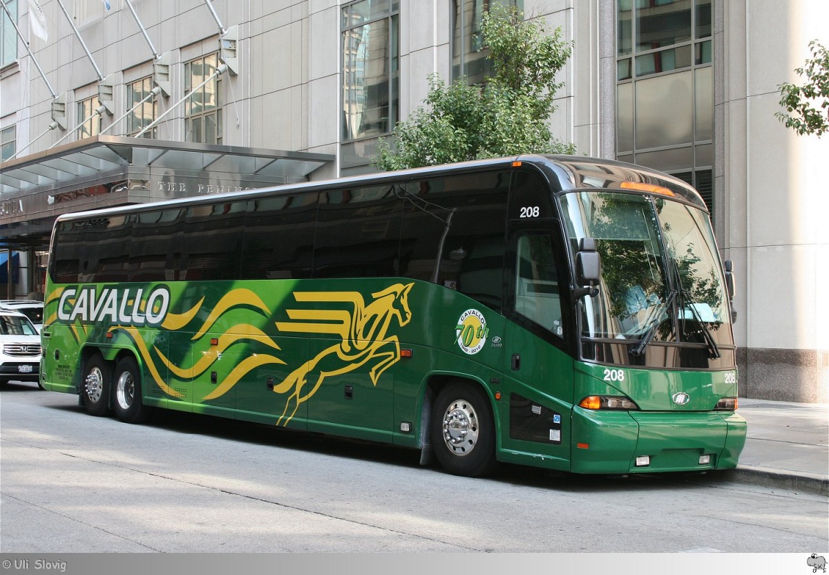 MCI J4500 des amerikanischen Busunternehmens  Cavallo . Aufgenommen Ende August 2013 in Chicago, Illinois / USA.