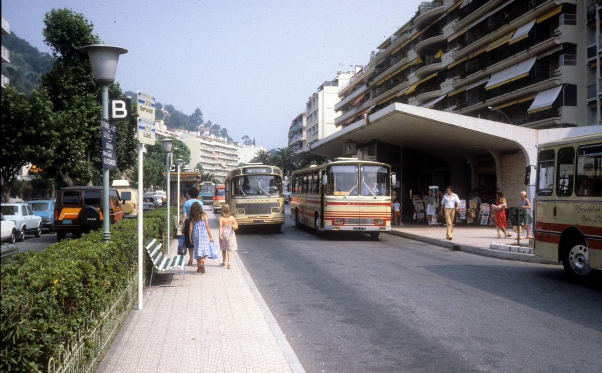 Menton im August 1979: La gare routire / der Busbahnhof mit Linienbussen nach Nice / Nizza (der Bus links) und San Remo in Italien. - Hinter den beiden Bussen ahnt man die Busse, die die Stdtchen in der Umgebung mit Menton verbinden / verbanden.