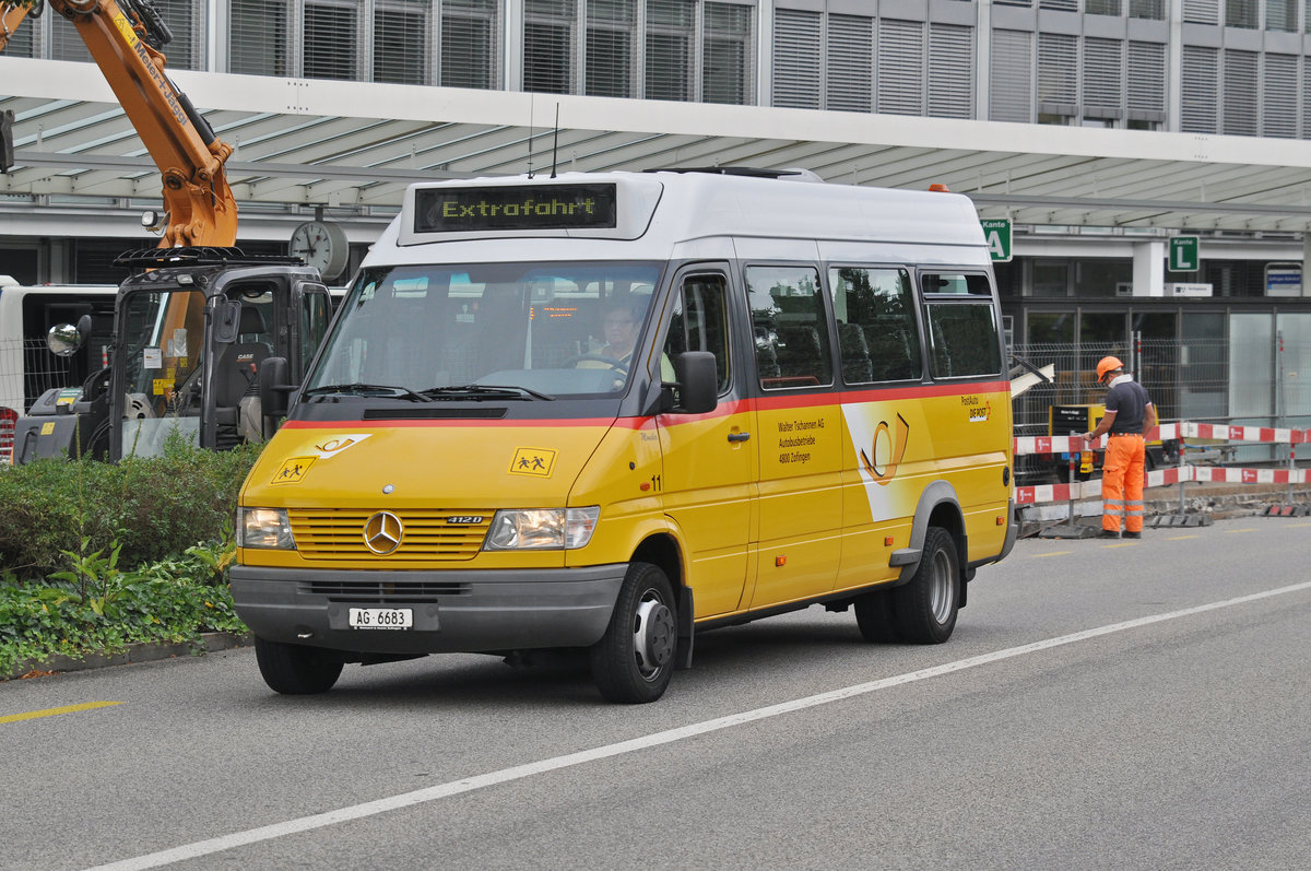 Mercedes 412D der Post auf einer Extrafahrt beim Bahnhof Zofingen. Die Aufnahme stammt vom 09.08.2016.