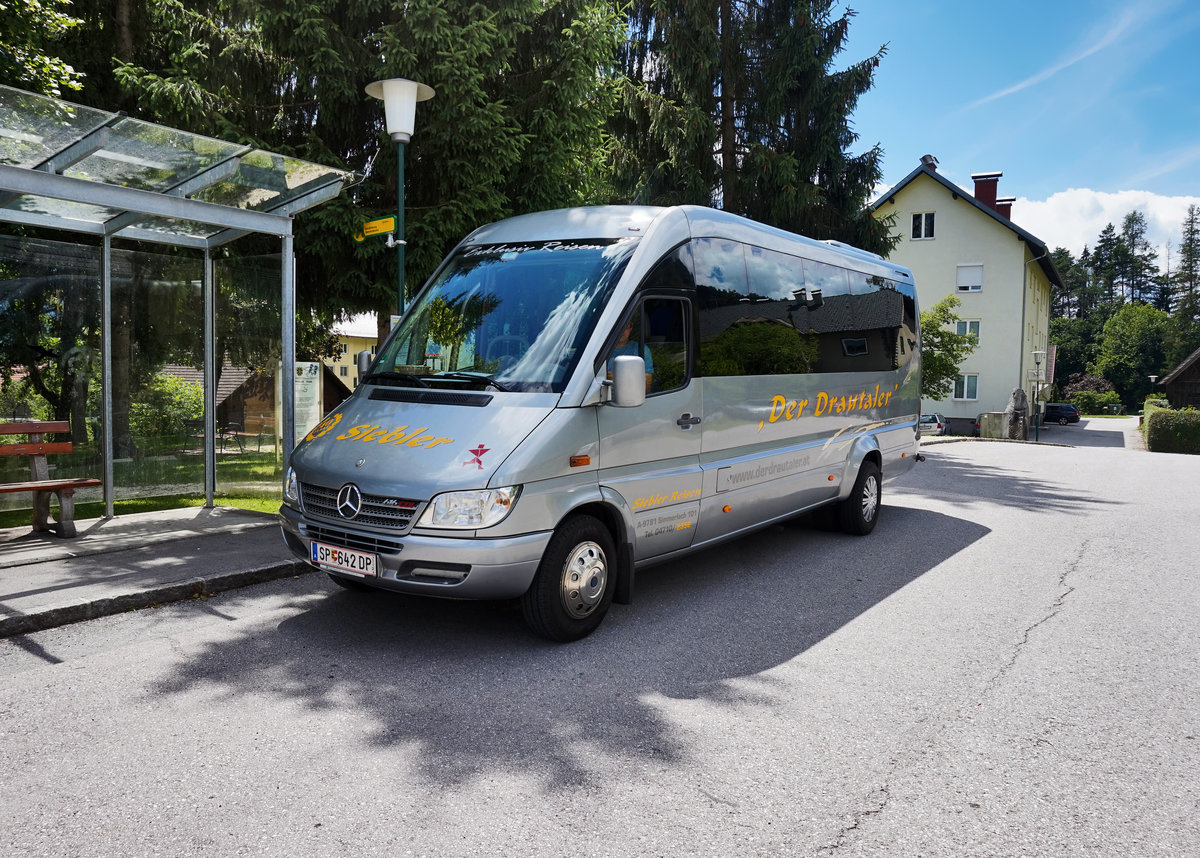 Mercedes 616 CDI von Siebler Reisen, unterwegs auf der Kfl. 5021 als Kurs 11 (Oberdrauburg Bahnhof - Gerlamoos), am 1.7.2016 beim ca. 20-minütigen Aufenthalt an der Haltestelle Greifenburg Gemeindeamt.