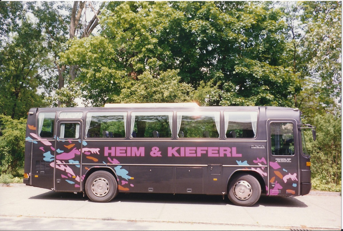 Mercedes Benz 0303 von der Fa. Autobus Heim & Kieferl GmbH in München, aufgenommen im Juli 1996.