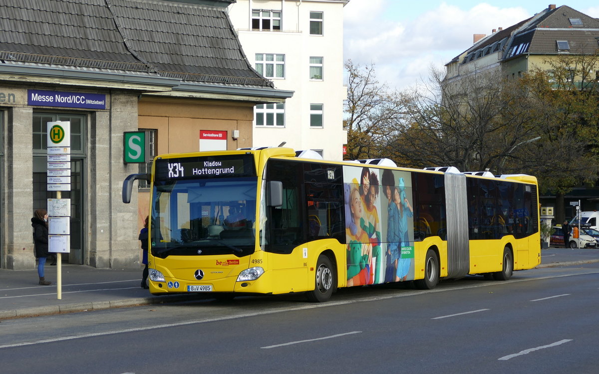 Mercedes-Benz C2 Citaro III GN20 der BVG, Wagen 4985, unterwegs als X34 am S Bahnhof Berlin ICC/Messe Nord im November 2020.