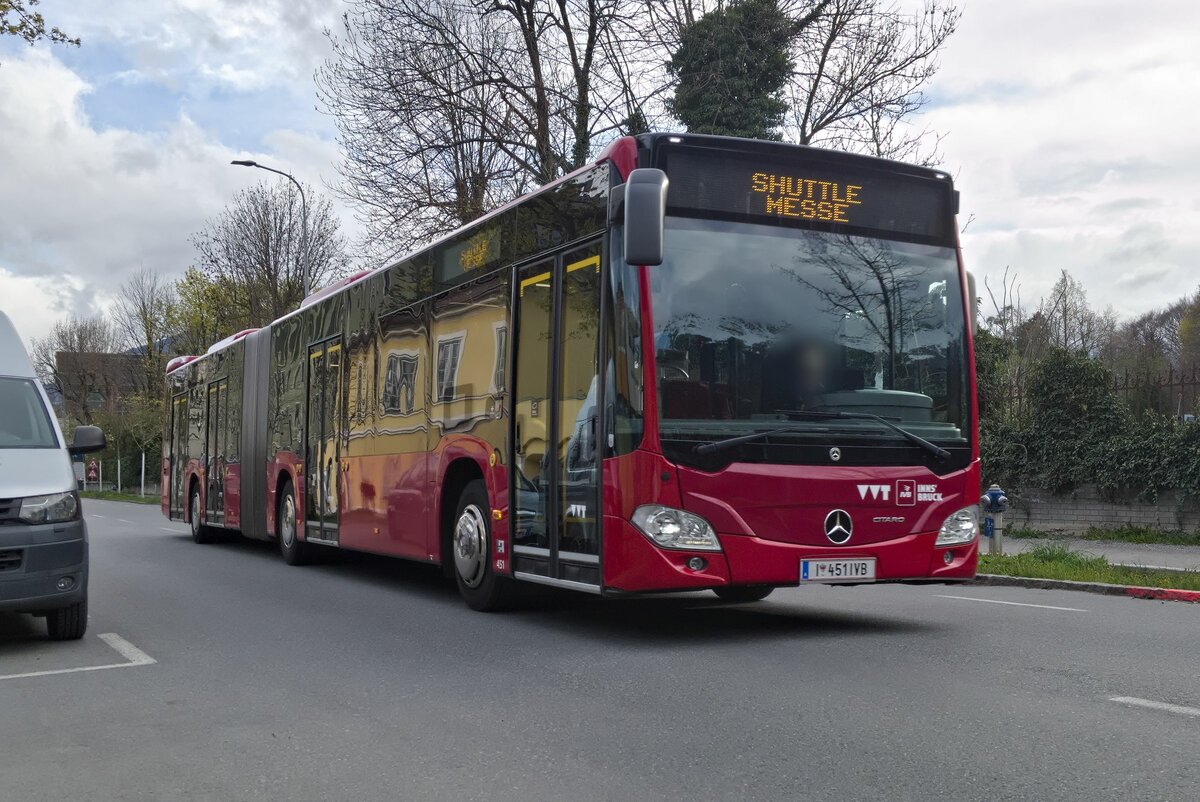 Mercedes-Benz Citaro 2. Generation der Innsbrucker Verkehrsbetriebe (Bus Nr. 451) als Messeshuttle in Innsbruck, Kaiserjägerstraße. Aufgenommen 20.4.2023.
