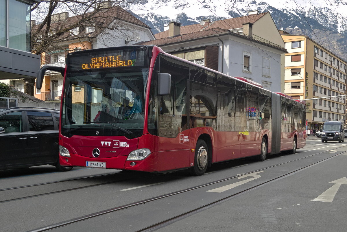 Mercedes-Benz Citaro 2. Generation der Innsbrucker Verkehrsbetriebe (Bus Nr. 451) als Messeshuttle in Innsbruck, Ing.-Etzel-Str. Aufgenommen 20.4.2023.