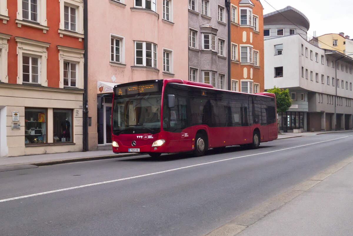 Mercedes-Benz Citaro 2. Generation der Innsbrucker Verkehrsbetriebe (Bus Nr. 631) als Linie A in Innsbruck, Sillgasse. Aufgenommen 20.5.2023.