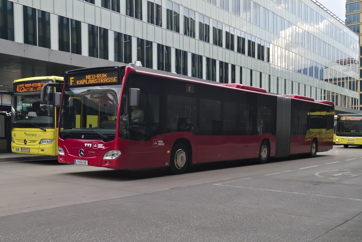 Mercedes-Benz Citaro 2. Generation der Innsbrucker Verkehrsbetriebe (Bus 454) durchquert als Linie F den Busbhf. Innsbruck. Aufgenommen 1.6.2023.