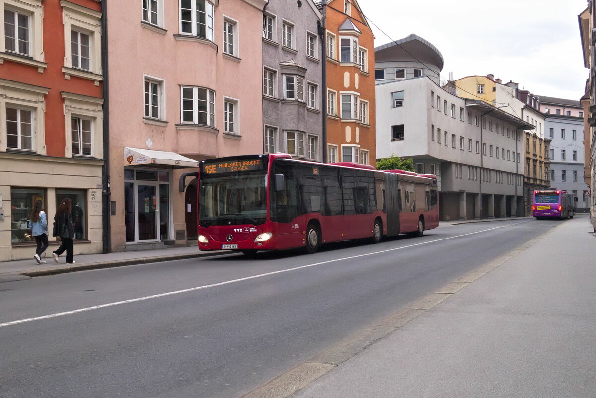Mercedes-Benz Citaro 2. Generation der Innsbrucker Verkehrsbetriebe (Bus Nr. 443) als Schienenersatzverkehr für die Straßenbahnlinie 1 in Innsbruck, Sillgasse. Aufgenommen 20.5.2023.