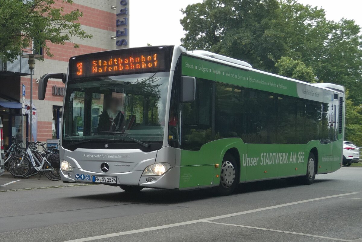 Mercedes-Benz Citaro 2. Generation von Stadtverkehr Friedrichshafen (FN-SV 2524) als Linie 3 am Stadtbahnhof Friedrichshafen. Aufgenommen 28.6.2022.