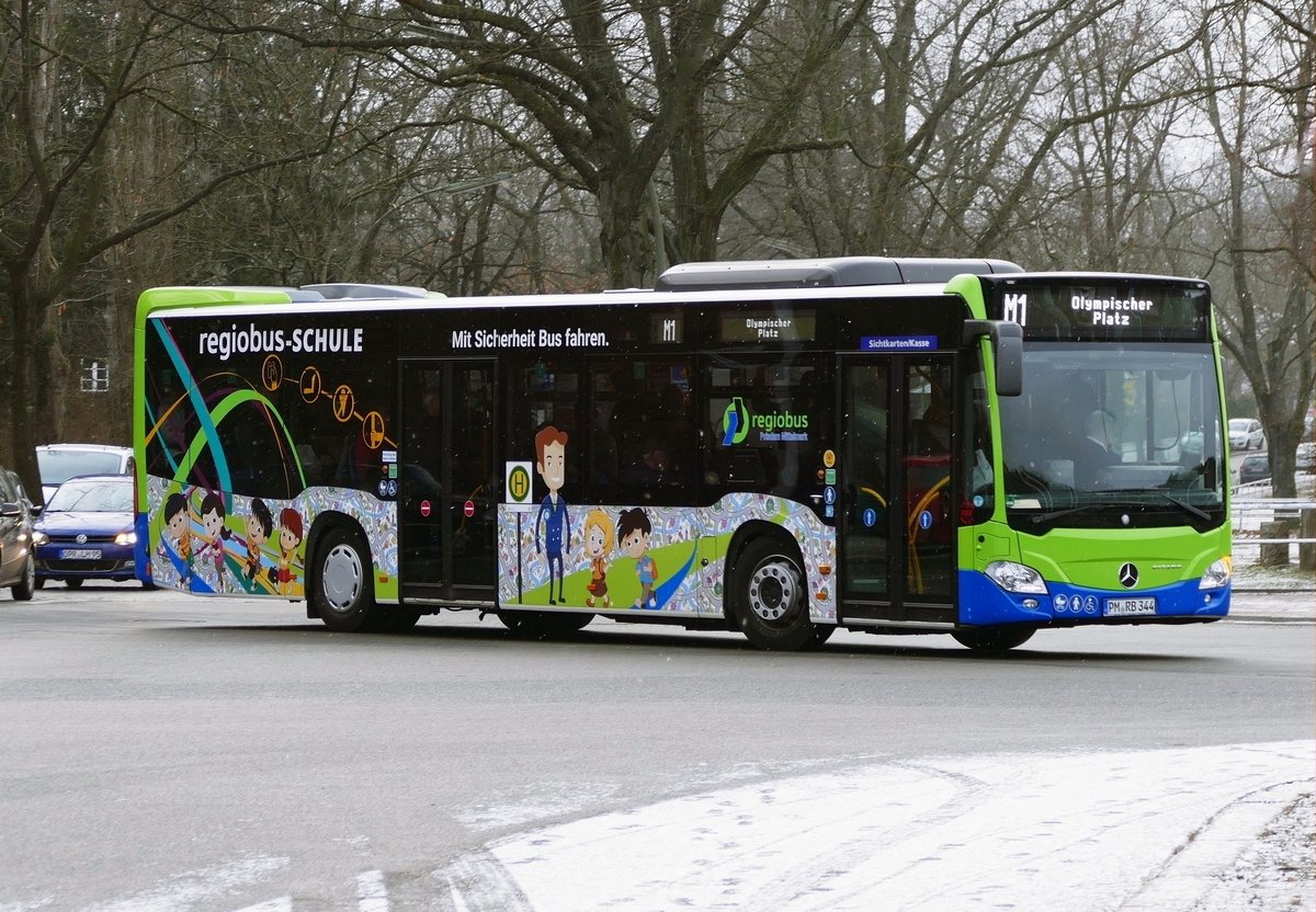 Mercedes -Benz Citaro C2, PM-RB 344 von Regiobus Potsdam -Mittelmark, hier als Messe Shuttle Bus M1 (Grüne Woche) bei leichtem Schneefall in Berlin /Olympischer Platz im Januar 2019.