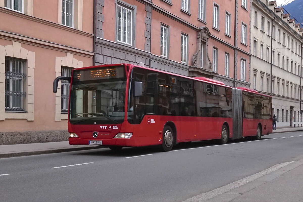 Mercedes-Benz Citaro Facelift der Innsbrucker Verkehrsbetriebe (Bus Nr. 425) als Linie R in Innsbruck, Sillgasse. Aufgenommen 19.3.2023.
