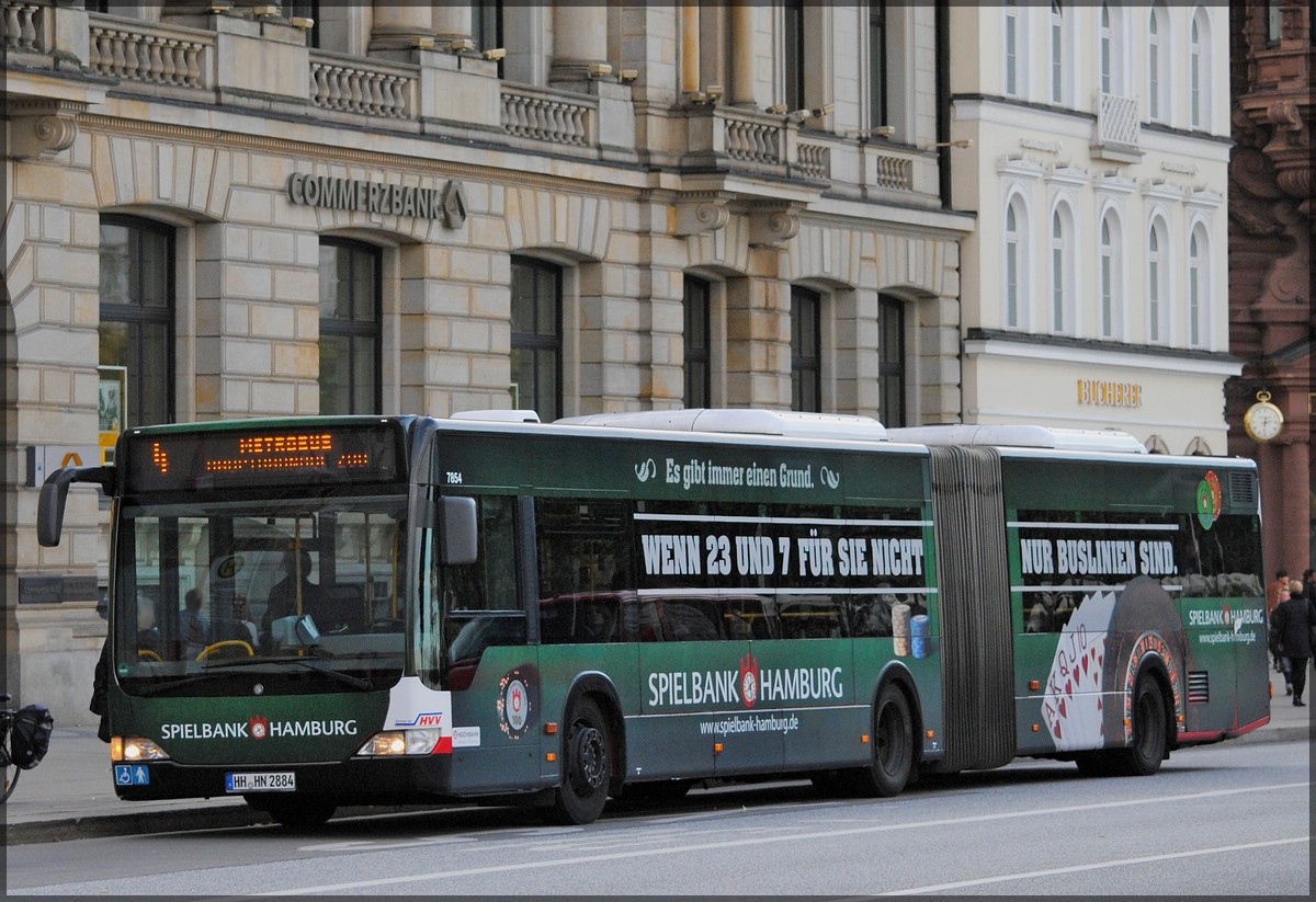 Mercedes Benz Citaro Gelenkbus mit Werbung fr eine Spielbank in Hamburg.  17.09.2013