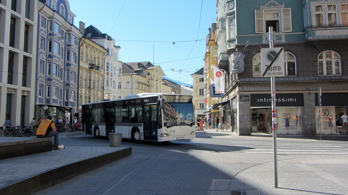 Mercedes-Benz Citaro I als Ersatzbus der Linie 3 nach Httinger Au, weil wegen Gleisarbeiten keine Straenbahnen fahren knnen. Das Bild entstand an der Haltestelle Anichstrae/Rathausgalerien.(2.8.2013)