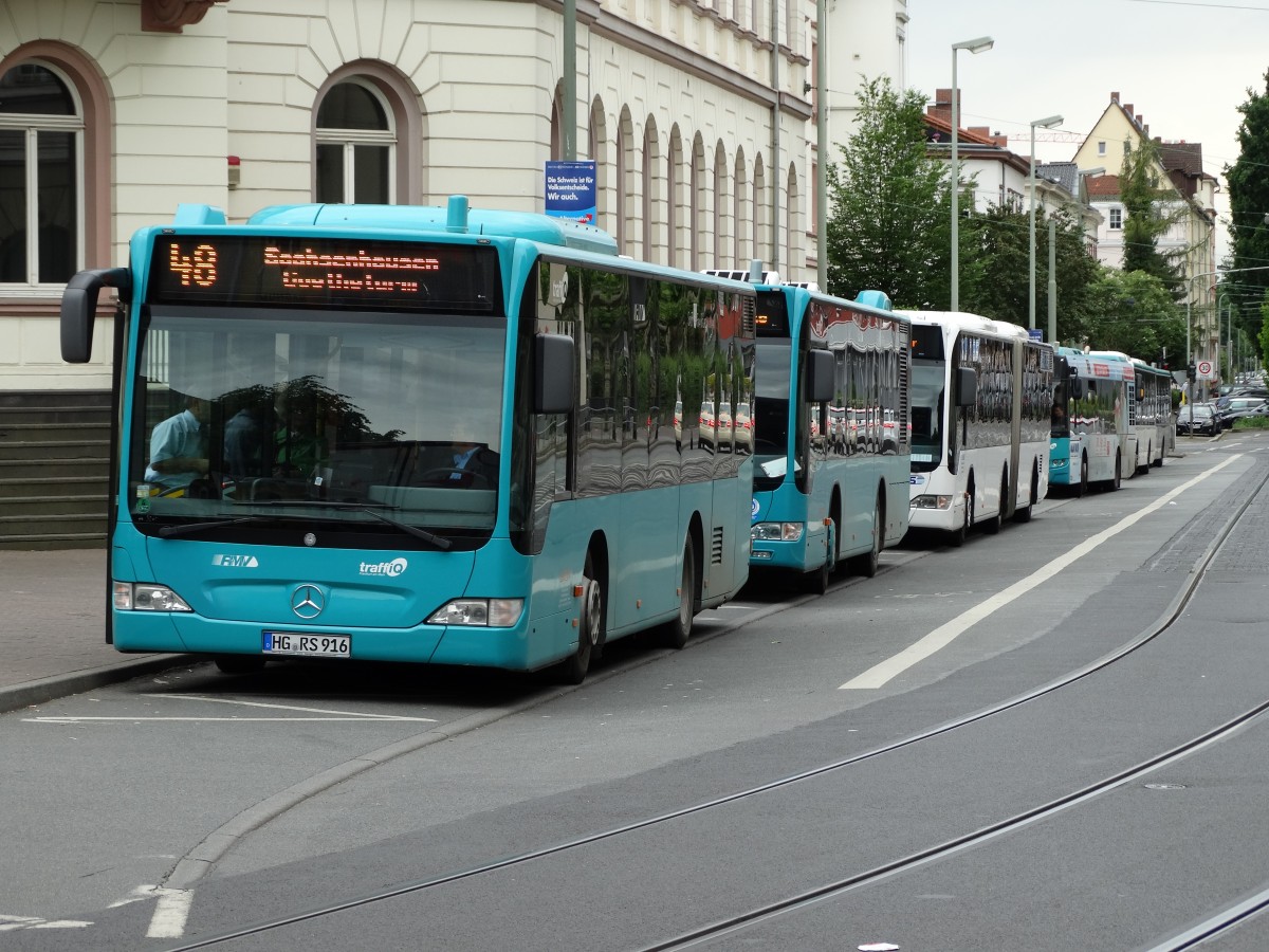 Mercedes Benz Citaro K und weitere Busse dahinter am 24.05.14 in Frankfurt in Reih und Glied