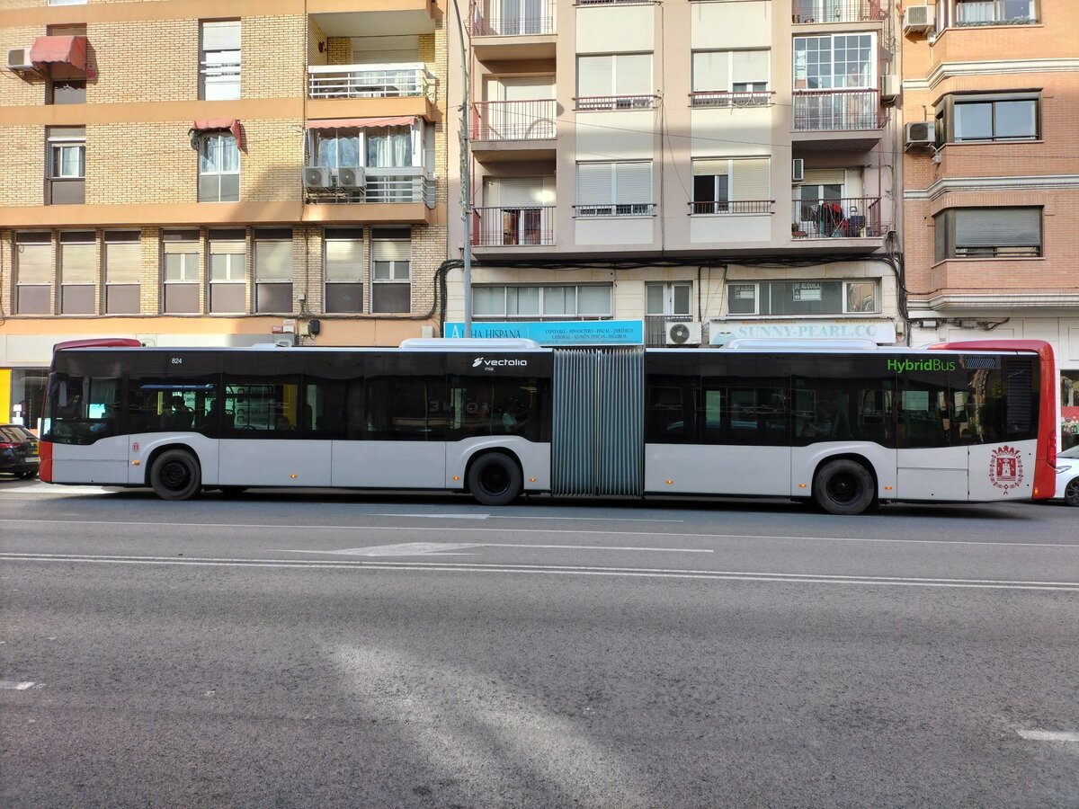 Mercedes-Benz Citaro O 530 G C2, Wagen 824, Baujahr 2023, Vectalia Mia, unterwegs in der Avenida Aguilera als Linie 3 in Alicante am 12.12.2023.