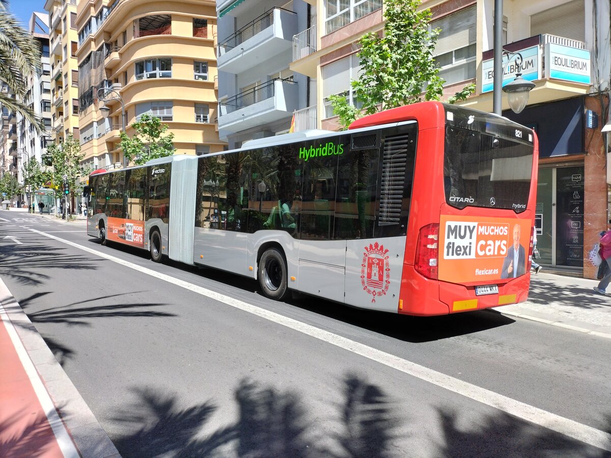Mercedes-Benz Citaro O 530 G C2, Wagen 821, Baujahr 2023, Vectalia Mia, bedient die Haltestelle Soto - Montañeta als Linie 3 in Alicante am 10.04.2024.