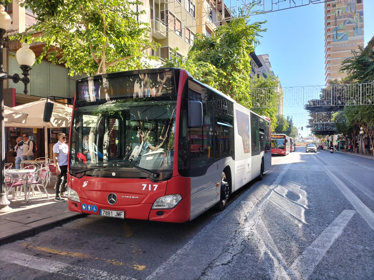 Mercedes-Benz Citaro O 530, Wagen 717, Baujahr 2016, Firma Masatusa, wartet an der Endhaltestelle Rambla-San Jose in Alicante am 22.11.2023, kurz vor der Abfahrt in Richtung Vistahermosa auf der Linie 10.