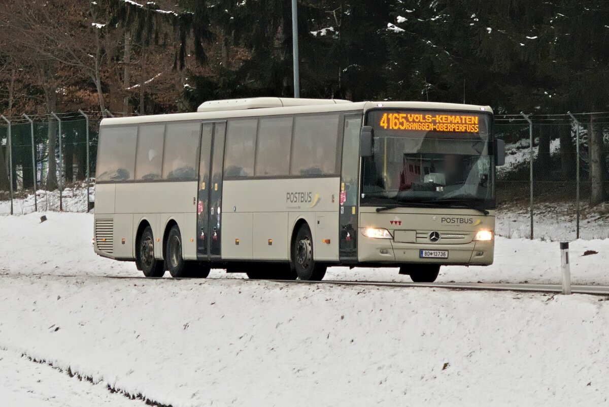 Mercedes-Benz Integro von Postbus (BD-13736) als Linie 4165 in Innsbruck, Völserstraße. Aufgenommen 27.1.2023.