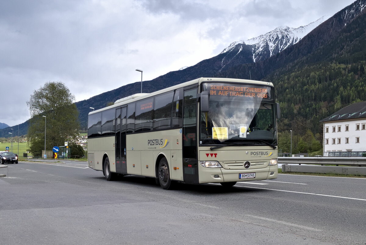 Mercedes-Benz Integro von Postbus (BD-13745) als Schienenersatzverkehr Telfs - Ötztal in Stams,  Tiroler Straße. Aufgenommen 25.4.2023.