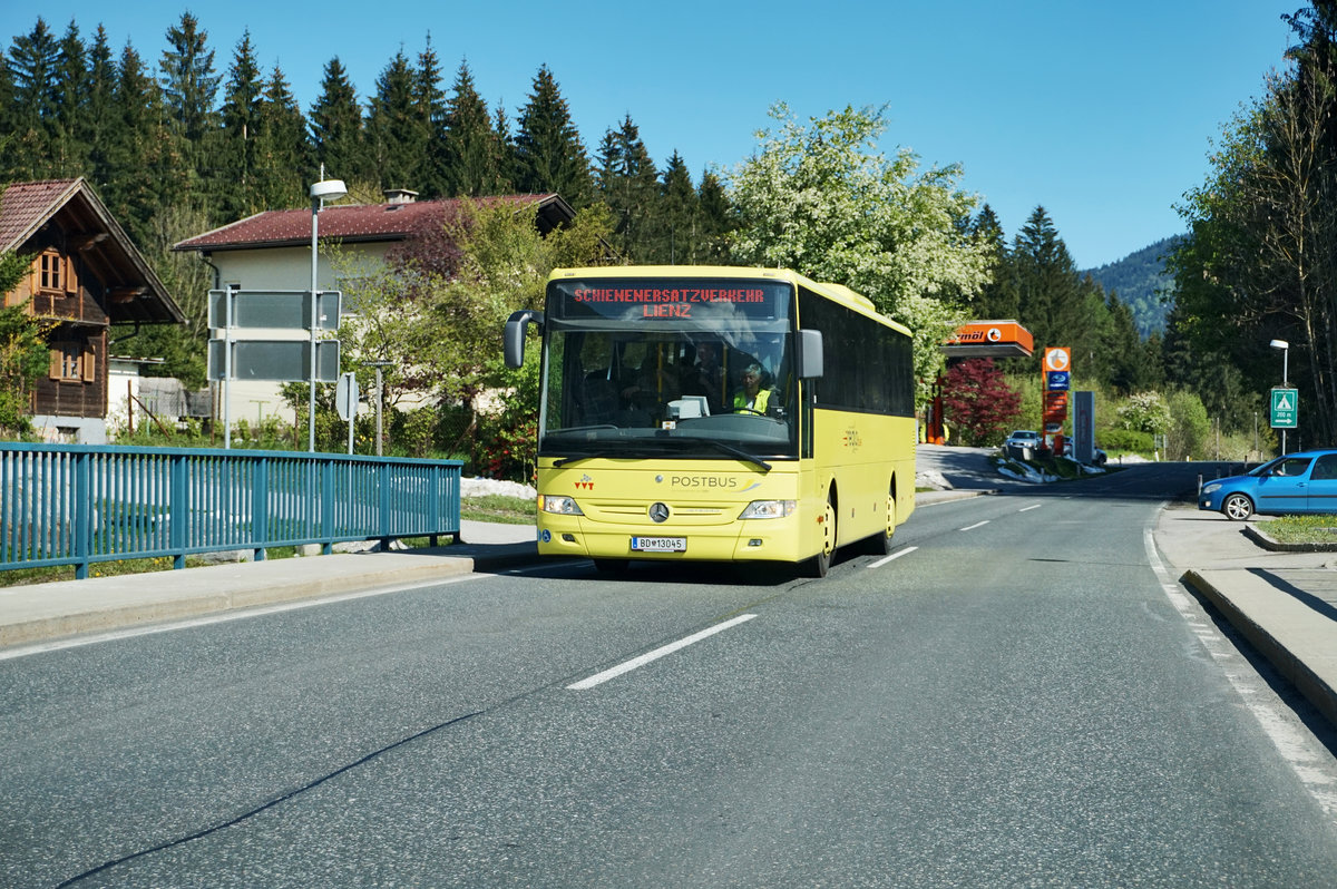 Mercedes-Benz Integro von POSTBUS unterwegs als SEV-Kurs 14233 (Greifenburg-Weißensee Bahnhof - Lienz Bahnhof), am 29.4.2016 nahe der Haltestelle Berg im Drautal Bahnhof.
Dieser SEV-Kurs wird insgesamt mit drei Bussen abgewickelt.