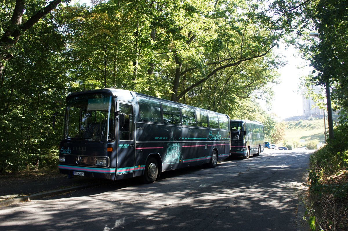 Mercedes-Benz O 303 - 15 RHD vom Busunternehmen Hans Sachs. Aufgenommen im August 2016 am Burschenschaftsdenkmal in Eisenach.
