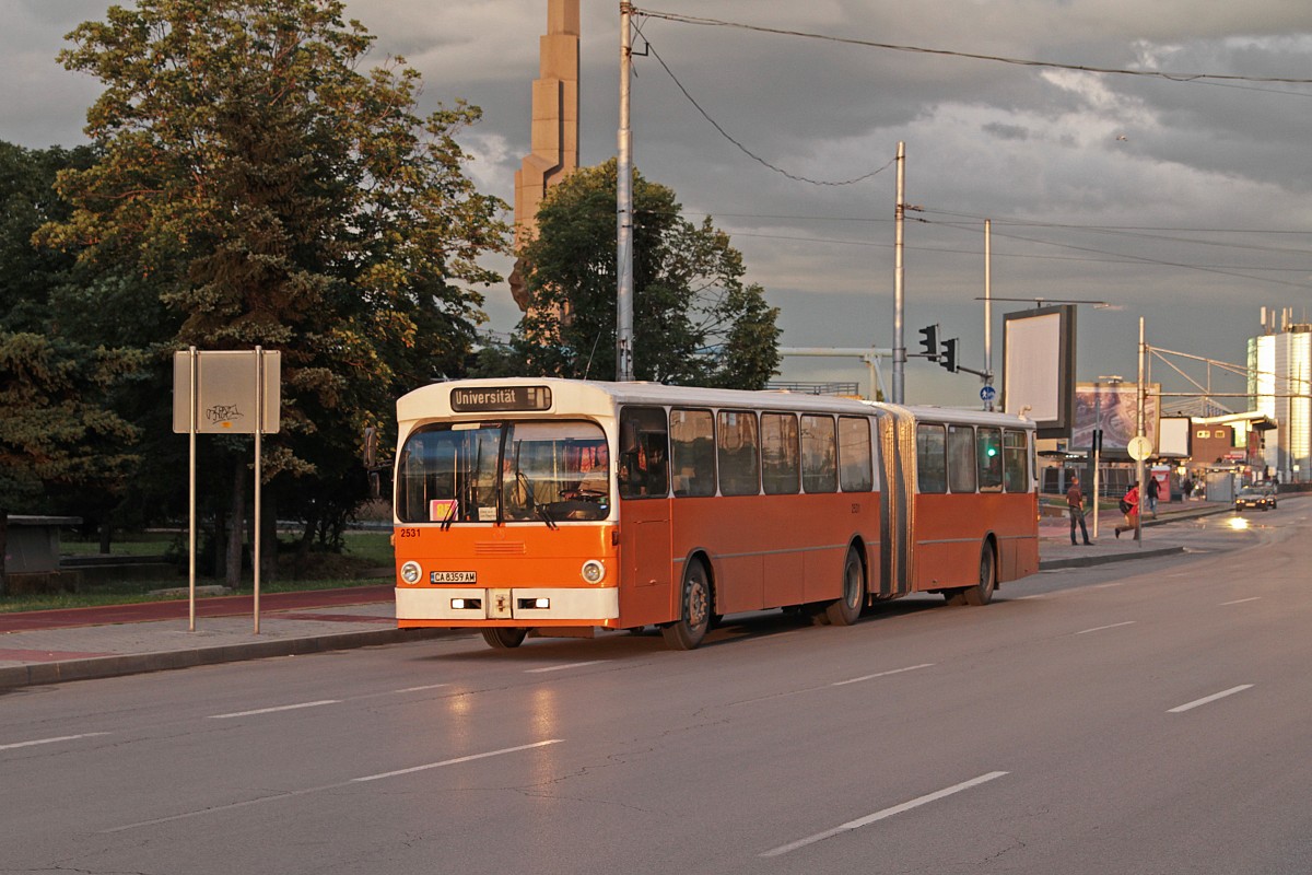 Mercedes-Benz O 305 G Nr. 2531 nahe des Haupbahnhofs in Sofia am Abend des 11. Juli 2014