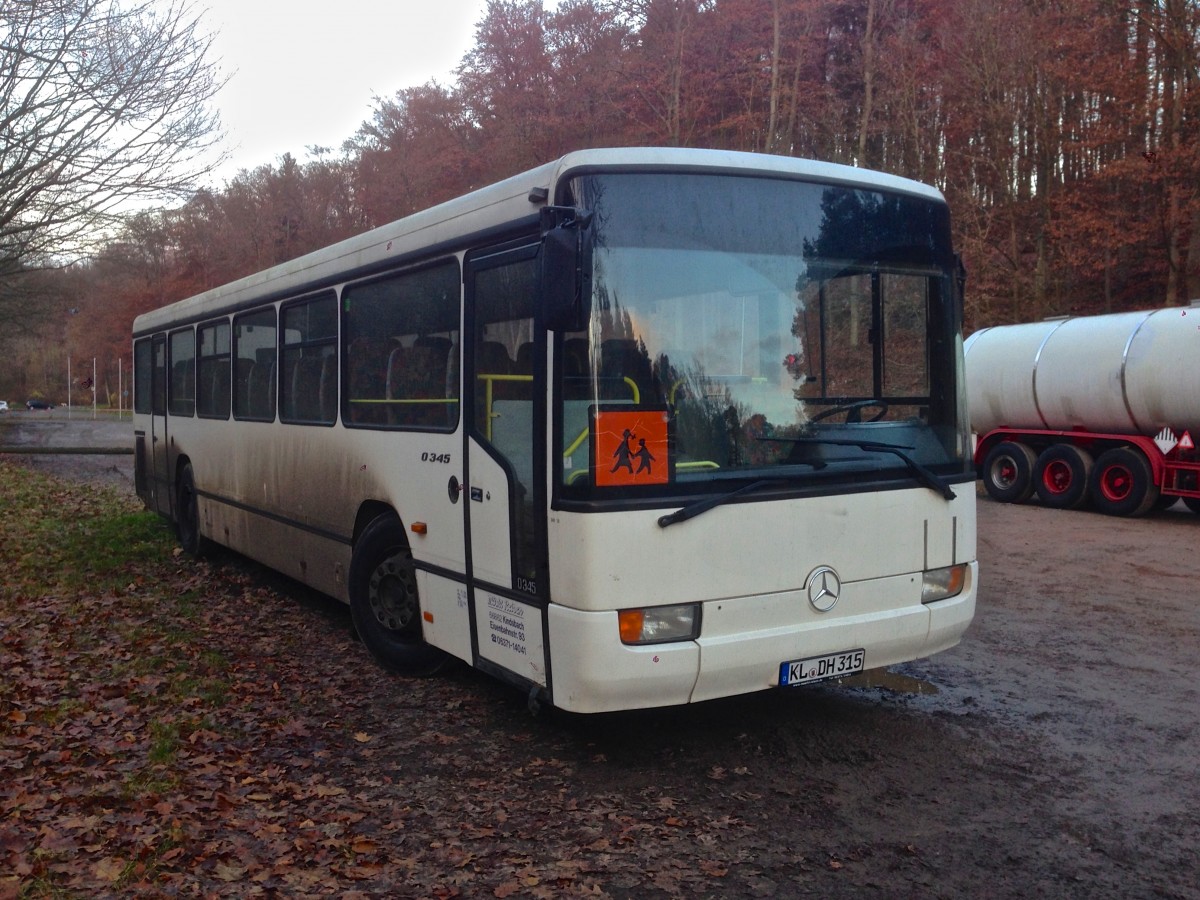 Mercedes-Benz O 345 (Conecto) von Märkl Reisen aus Kindsbach. Das Fahrzeug stammt aus Frankreich und wird im US-Schülerverkehr eingesetzt.