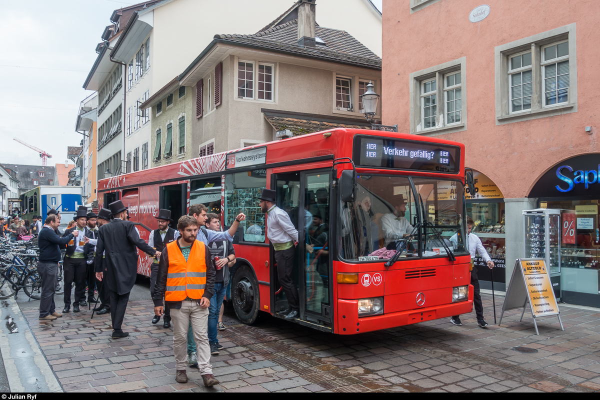 Mercedes-Benz O 405 N (ex VBL 557) am 6. Juli 2018 als Frackmobil der Abschlussklasse VS15a des Studiengangs Verkehrssysteme an der ZHAW am traditionellen Frackumzug in der Obergasse in der Winterthurer Altstadt.