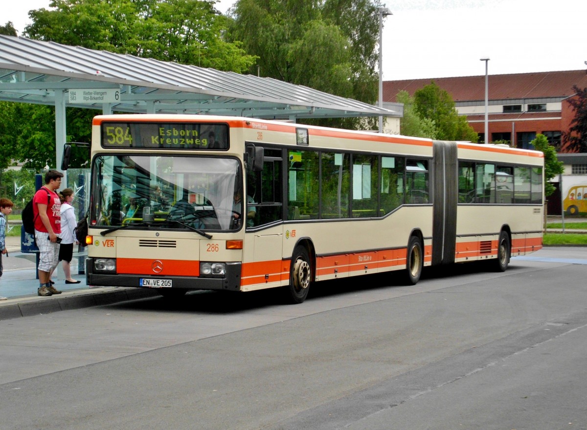Mercedes-Benz O 405 N (Niederflur-Stadtversion) auf der Linie 584 nach Wetter-Esborn Kreuzweg an der Haltestelle Haßlinghausen Busbahnhof.(13.6.2014)
