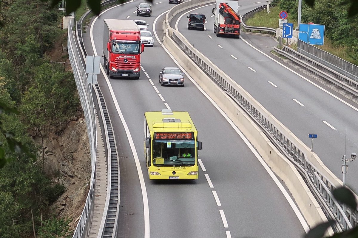 Mercedes-Benz O 530 II (Citaro Facelift) von Postbus BD-12833 als Schienenersatzverkehr für die Brennerbahn auf der Bergiselbrücke der Brennerautobahn. Aufgenommen 20.8.2018.