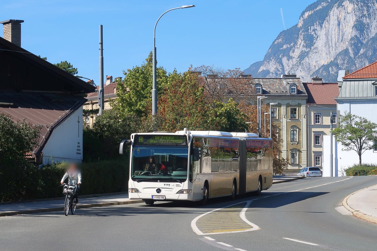 Mercedes-Benz O 530 II (Citaro Facelift) der Innsbrucker Verkehrsbetriebe, Bus Nr. 832, ist als Linie R wegen der Rad-WM über die Reichenauer Straße umgeleitet, hier in Anfahrt auf die Hst. Pradler Straße. Aufgenommen 26.9.2018.