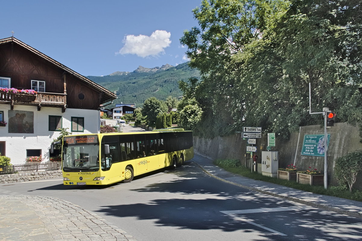 Mercedes-Benz O 530 II (Citaro Facelift) von Postbus BD-13348 biegt als Linie 4134 von der Sistranser Straße auf die Aldranser Straße im Zentrum von Lans ein. Aufgrund der Beengtheit der Situation erhält der übrige Verkehr durch eine funkgesteuerte Ampel rot. Aufgenommen 24.6.2019.