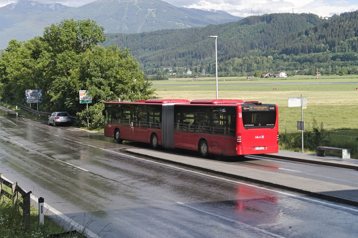 Mercedes-Benz O 530 II (Citaro Facelift) der Innsbrucker Verkehrsbetriebe, Bus Nr. 425, als Linie T an der Haltestelle Innsbruck Gh Kranebitten. Aufgenommen 6.6.2020.