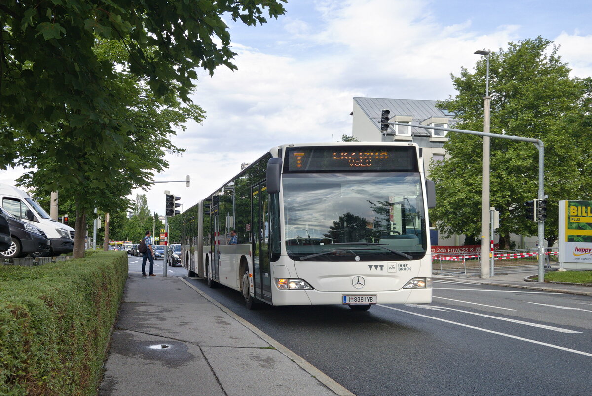 Mercedes-Benz O 530 II (Citaro Facelift) der Innsbrucker Verkehrsbetriebe (Bus Nr. 839) als Linie T in Anfahrt auf die Hst. Mitterweg Unterführung. Aufgenommen 10.6.2021.