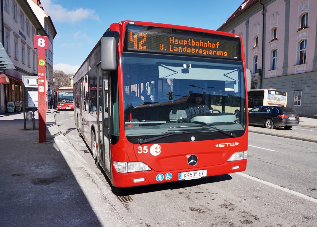 Mercedes-Benz O 530 II der STW unterwegs als Linie 42 (Klagenfurt Flughafen -  Klagenfurt Hauptbahnhof) am 11.2.2016 bei der Haltestelle Heiligengeistplatz 8.