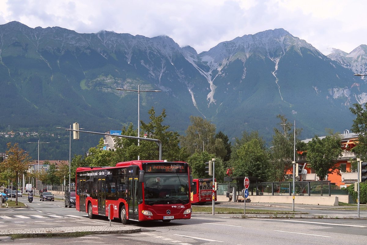 Mercedes-Benz O 530 III (Citaro 2. Generation) der Innsbrucker Verkehrsbetriebe, Bus Nr. 637 als Linie J in Anfahrt auf die Hst. Landessportcenter in Innsbruck. Aufgenommen 5.7.2018.