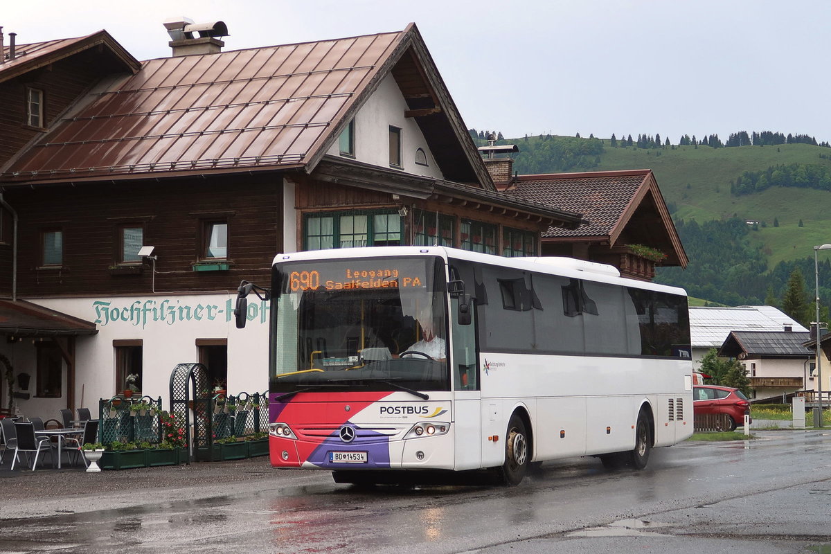 Mercedes-Benz O 560 (Intouro) von Postbus BD-14534 in der Lackierung des Salzburger Verkehrsverbundes als Linie 690 bei der Haltestelle Hochfilzen Bahnhof. Aufgenommen 23.5.2018.