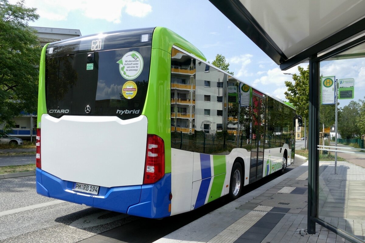 Mercedes-Benz O530 Citaro C2 Hybrid (194) der Regiobus Potsdam Mittelmark GmbH, auf der Linie 620, hier an der Haltestelle Teltow Bürgertreff. Teltow-Stadt im Juli 2022.