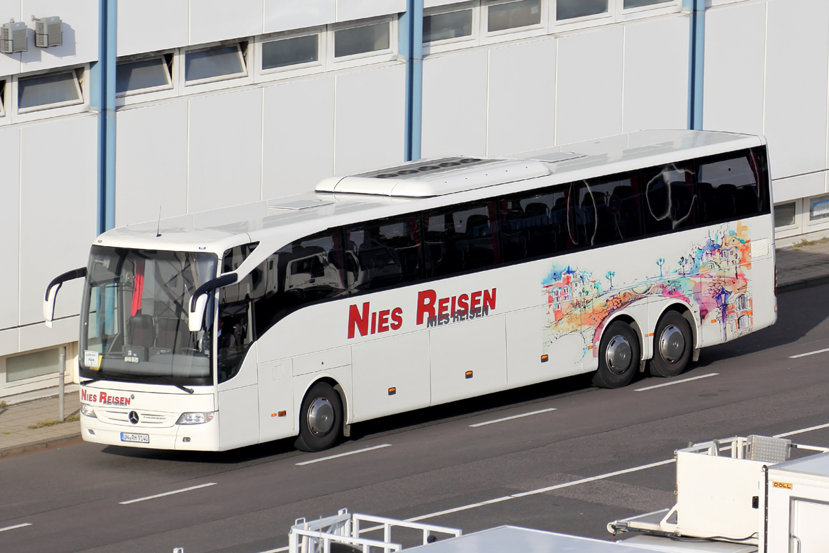 Mercedes-Benz Reisebus der Firma Nies am Flughafen Düsseldorf 1.11.2017