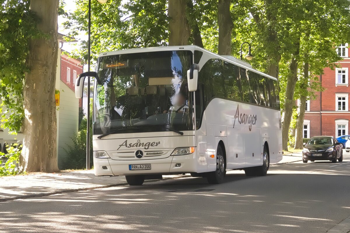 Mercedes-Benz Tourismo von Asanger (PAN-AJ 200) in Simbach am Inn, Alleestraße. Aufgenommen 27.7.2022.