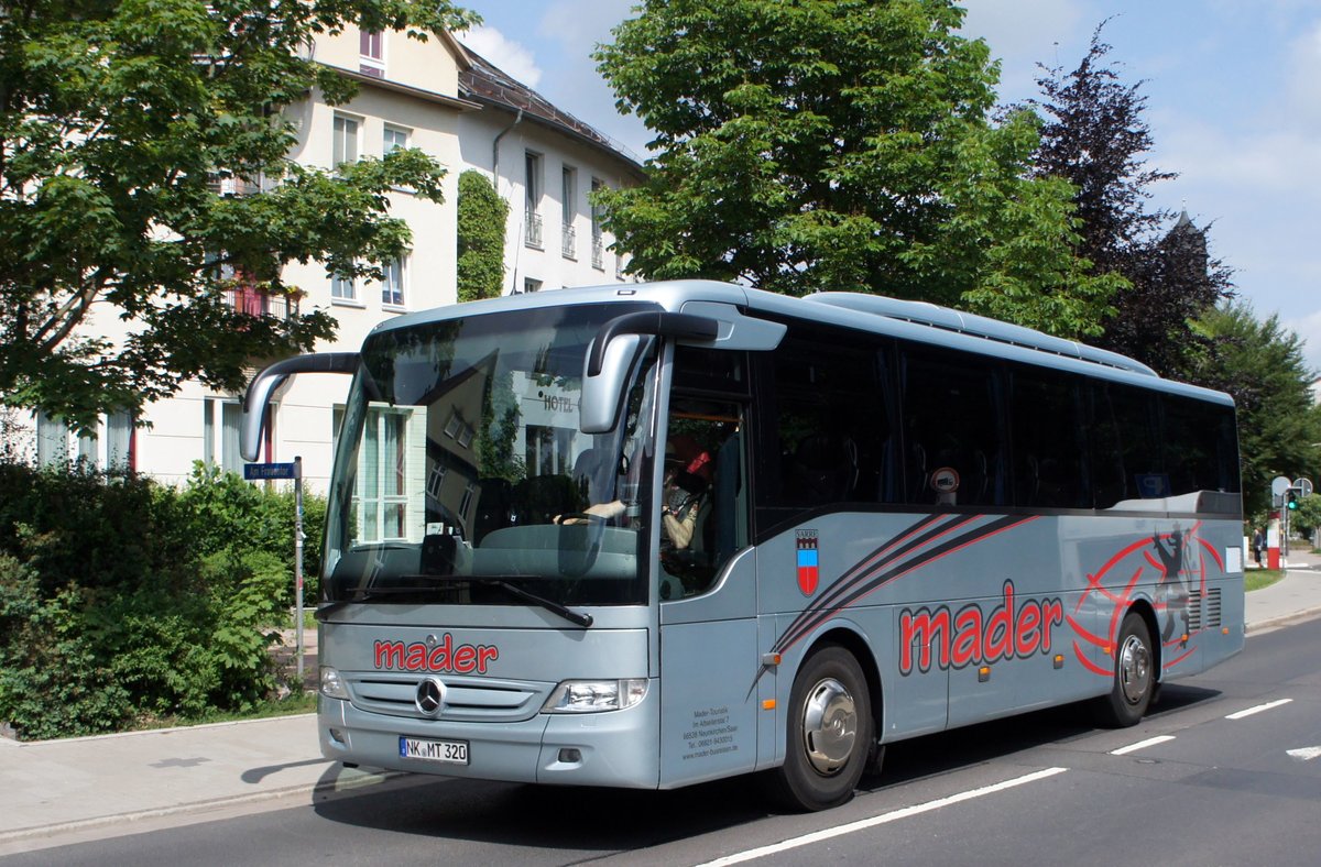 Mercedes-Benz Tourismo K von Mader-Touristik aus Neunkirchen/Saar. Aufgenommen im Juni 2018 im Stadtgebiet von Eisenach. 