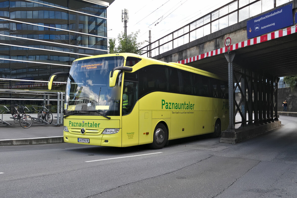 Mercedes-Benz Tourismo von Paznauntaler als Schienenersatzverkehr der Brennerbahn in Innsbruck an der Zufahrt zum Frachtenbahnhof. Aufgenommen 10.8.2023.
