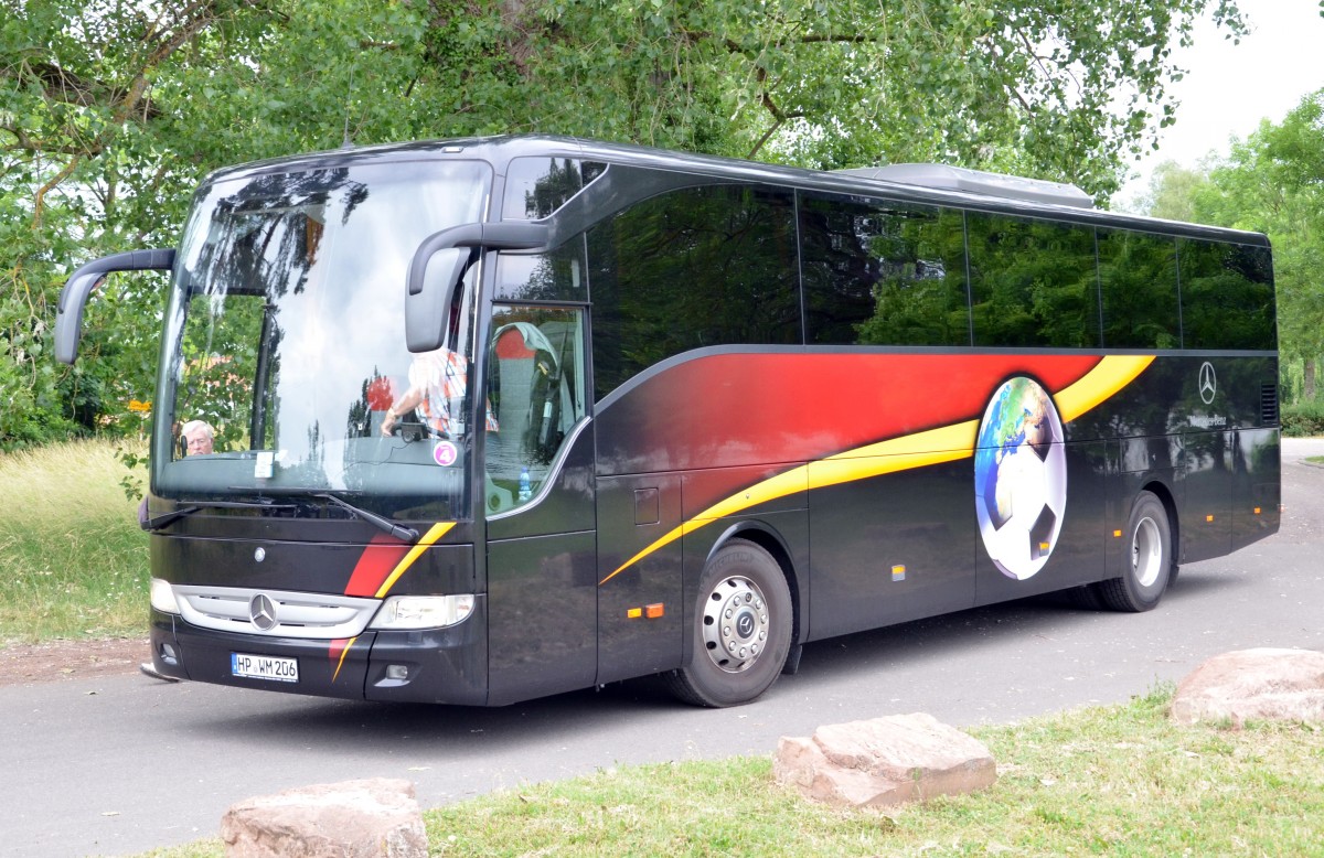 Mercedes-Benz Tourismo Reisebus am 09.06.2015 am Rhein bei Germersheim.