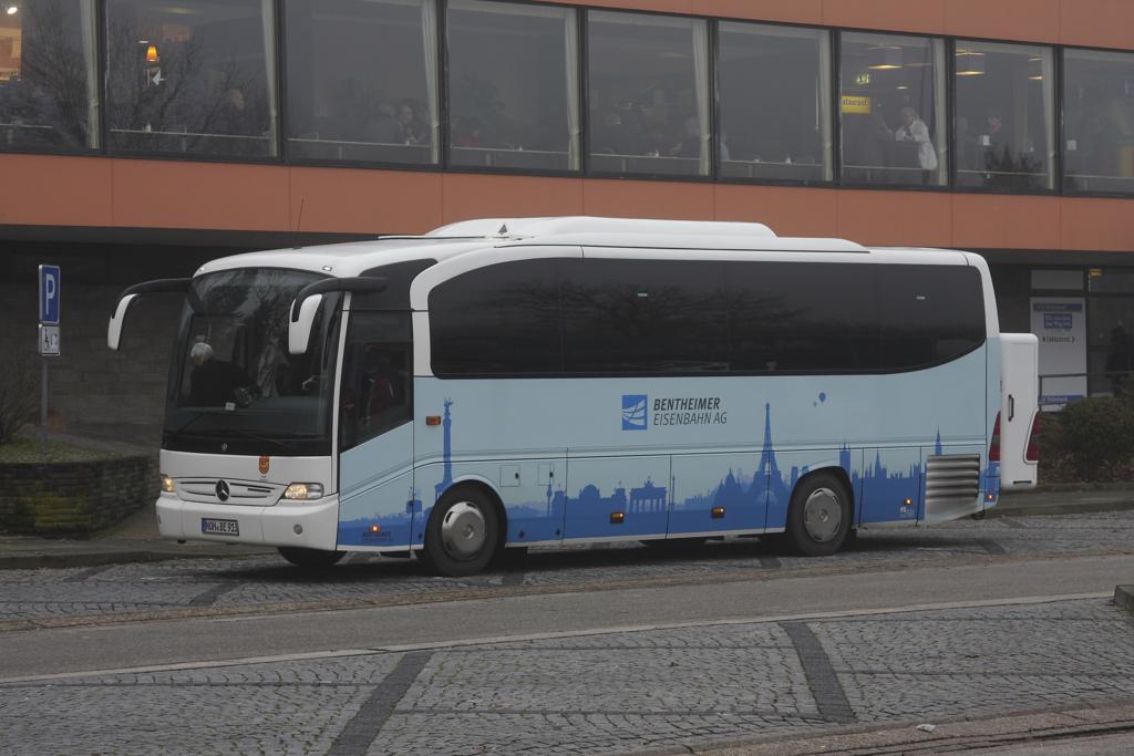 Mercedes Bus Tourino 0 510 der Bentheimer Eisenbahn.
Gesehen auf Rastplatz Wildeshausen am 12.12.2013.