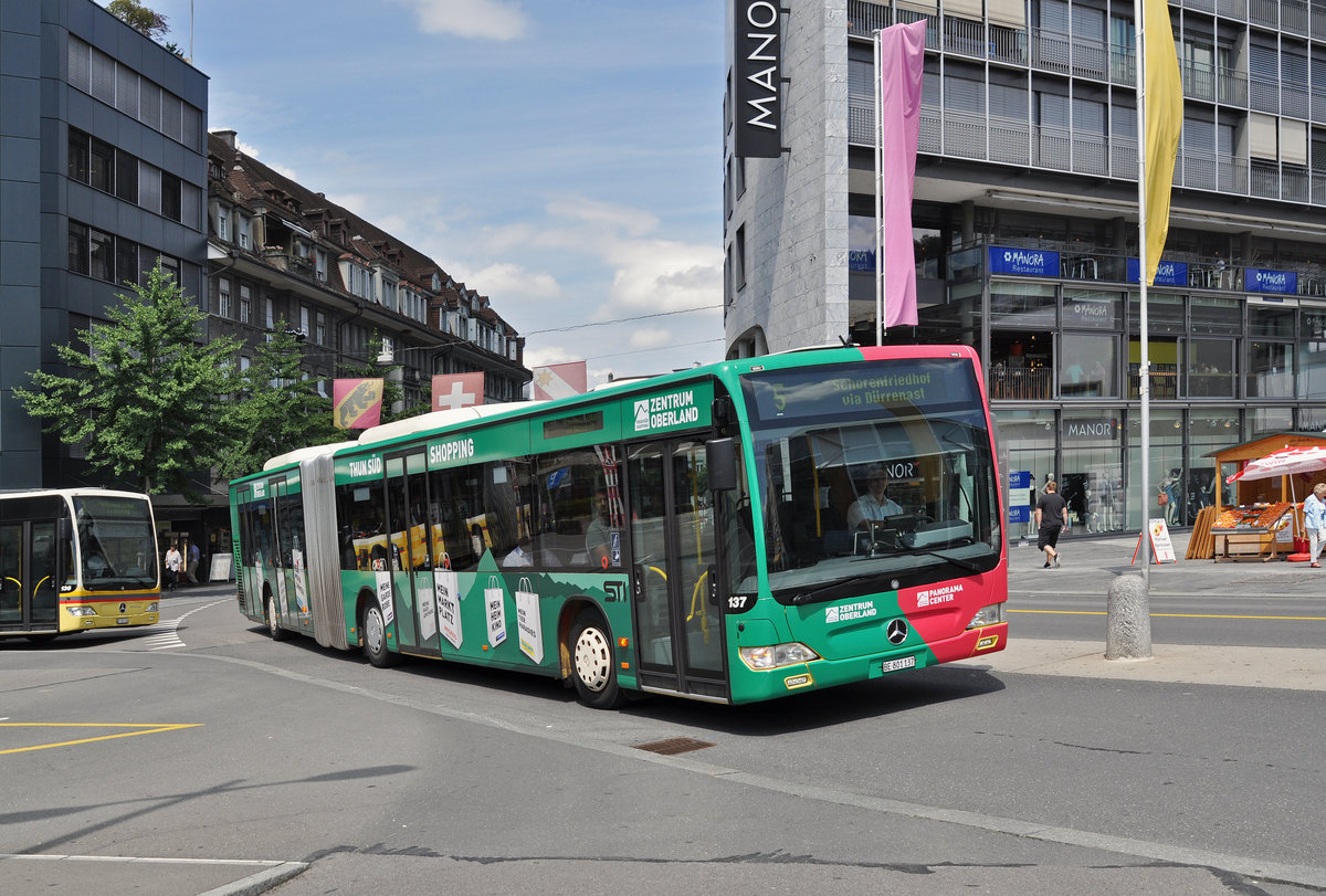 Mercedes Citaro 137 mit einer Werbung für den Pamorama Center, auf der Linie 5, fährt zur Haltestelle beim Bahnhof Thun. Die Aufnahme stammt vom 28.07.2016.