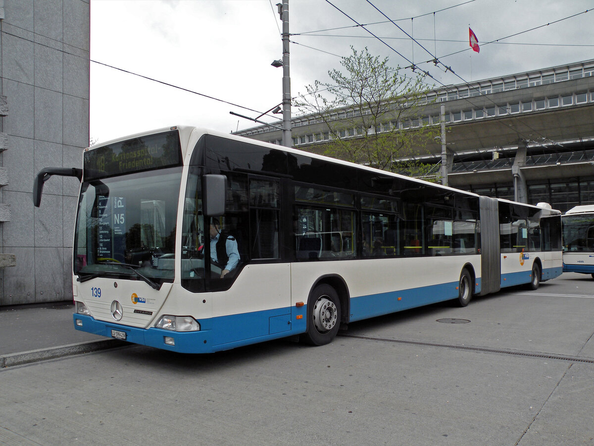Mercedes Citaro 139, auf der Linie 18, wartet am 04.05.2010 an der Haltestelle beim Bahnhof Luzern.